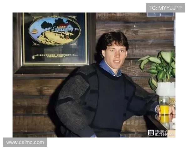 马尔科·范巴斯滕：荷兰足球传奇与世界足坛的璀璨之星