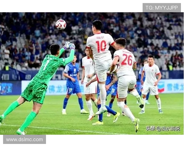 嵩山龙门主场激战青岛海牛双方为保级关键战全力拼搏